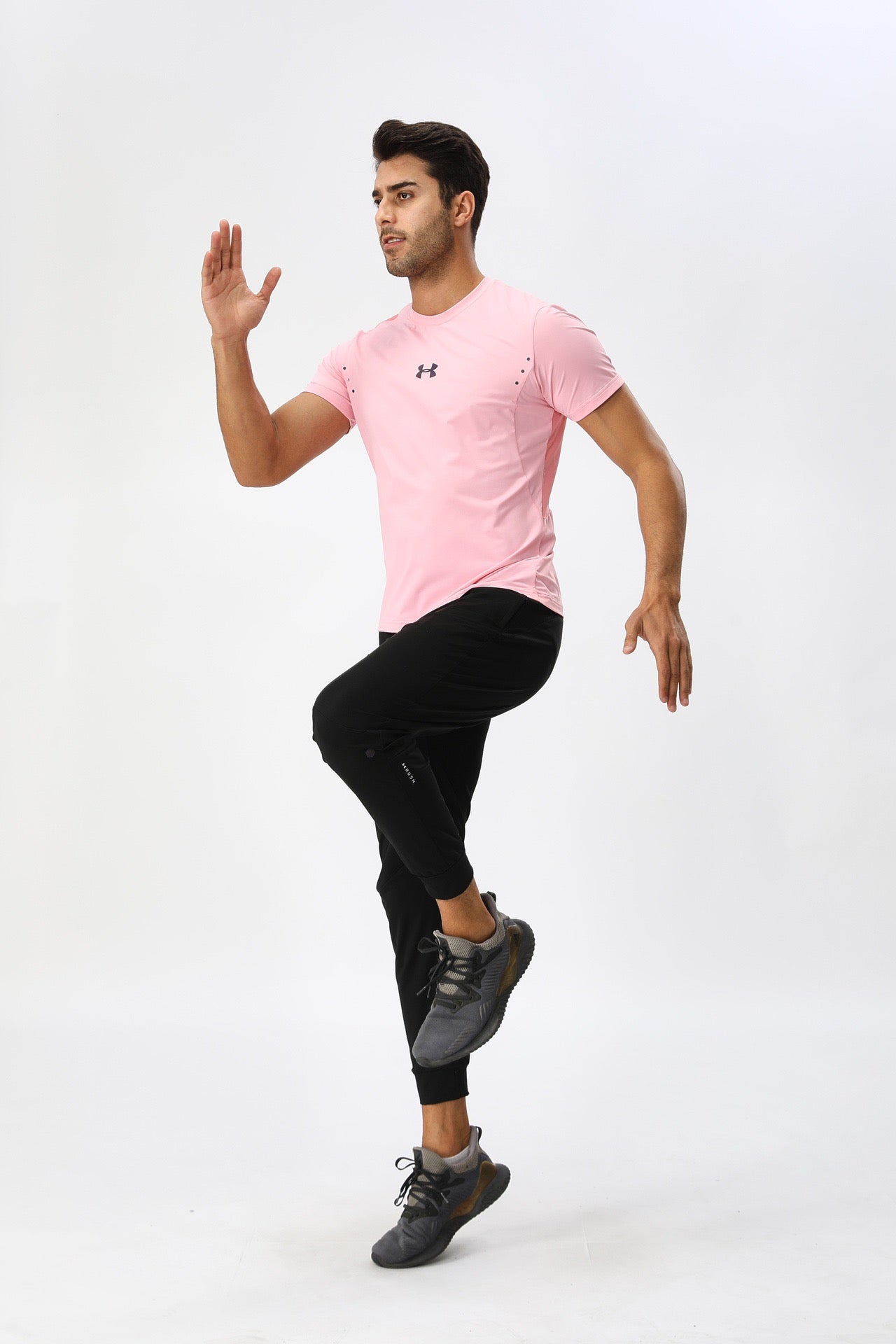 Tenue de Sport Homme : T-shirt Technique Gris et Jogging Noir