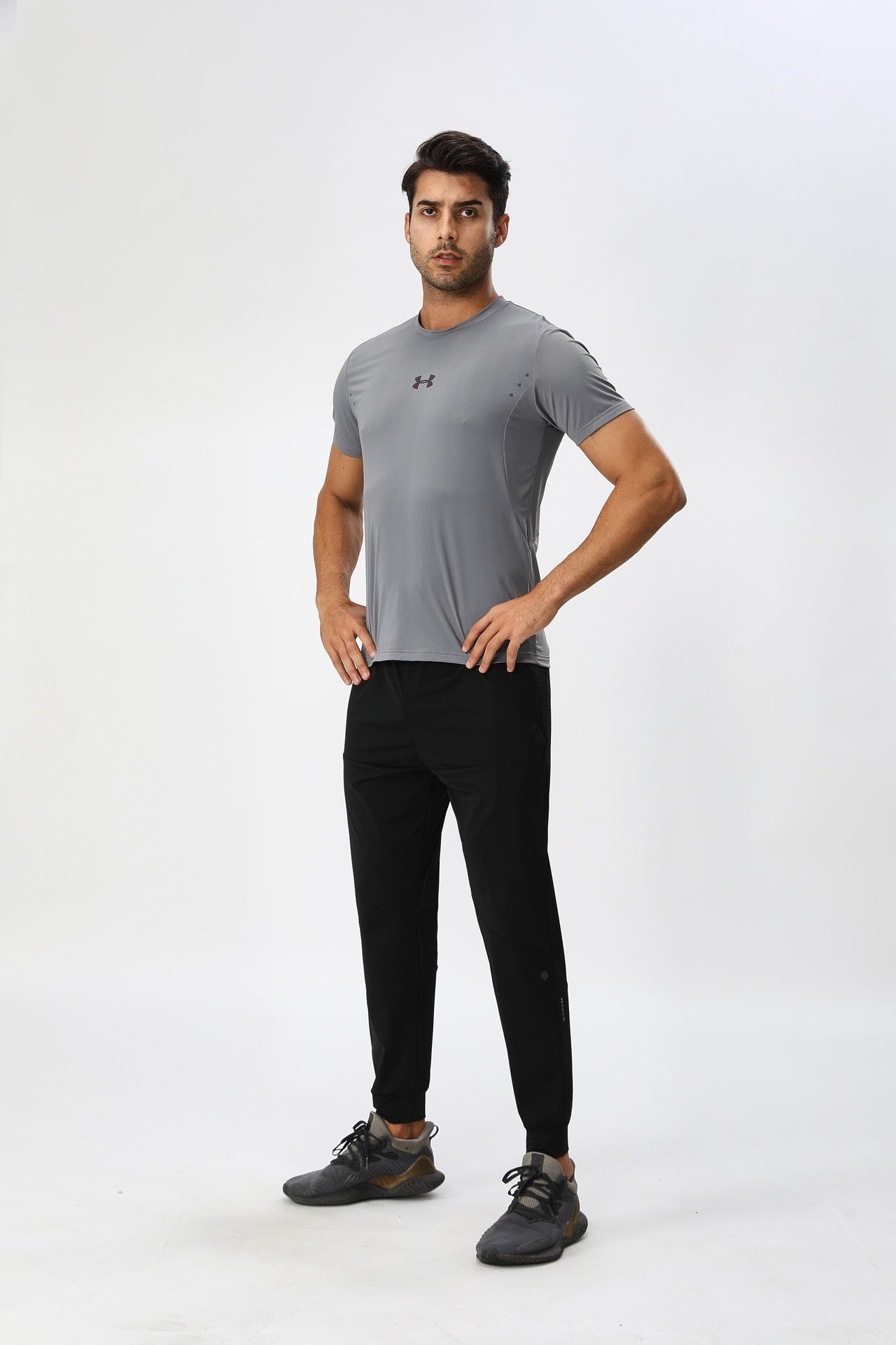 Tenue de Sport Homme : T-shirt Technique Gris et Jogging Noir