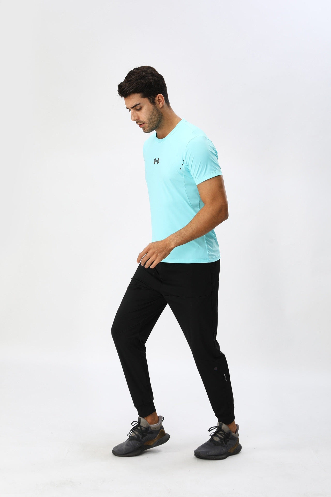 Tenue de Sport Homme : T-shirt Technique Gris et Jogging Noir