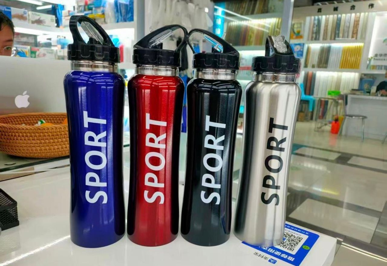 Gourde Sport Isotherme avec Paille et Poignée – Design Sportif